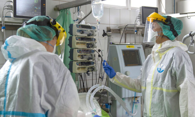 „A lélegeztetőgép lesz a betegek koporsója, ha 1200-nál többen kerülnek gépre”– mondja Lantos Gabriella egészségügyi szakértő