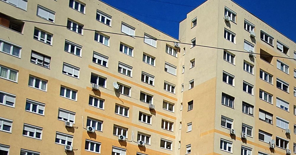 Újabb sokkoló tragédia a fővárosban – kizuhant egy 31 éves férfi Újbudán egy 9. emeleti lakás ablakából