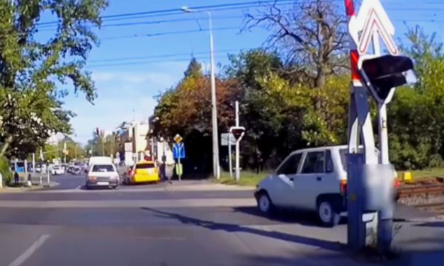 A járdán rongyolt át a pirosra váltó HÉV-fénysorompónál az idióta autós