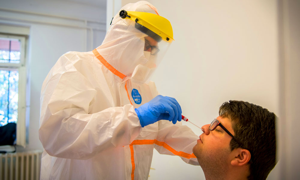 Korábban érkezhet a járvány második hulláma, Merkely professzor szerint már a gyerekeknek is javasolt a maszk