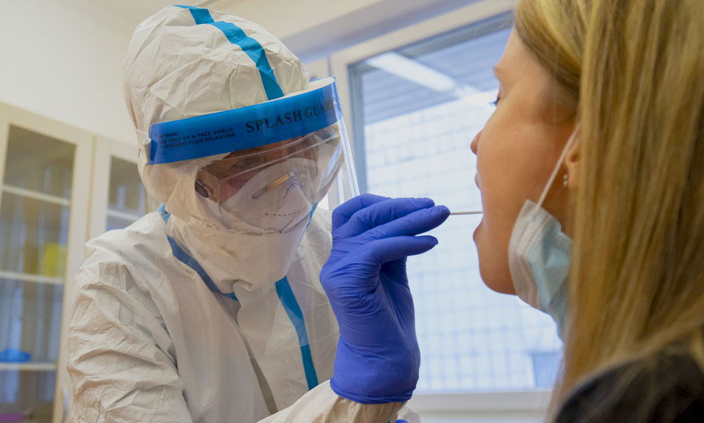 Több mint 30 ezer forintba kerül a kötelező koronavírus-teszt, ha sárga vagy vörös országból térsz haza