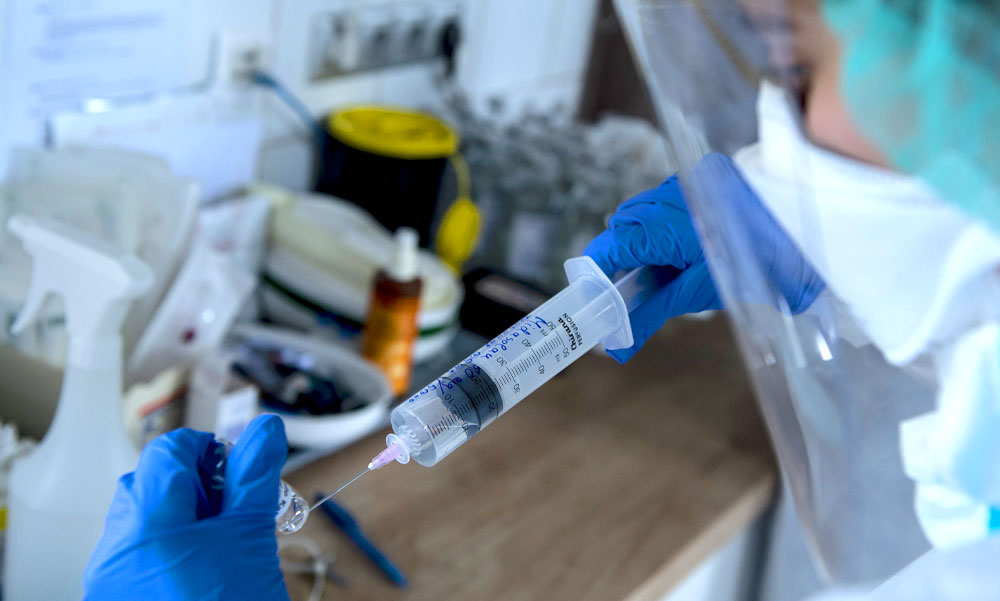 Komolyabb mellékhatások nélkül működik a brit koronavírus-vakcina