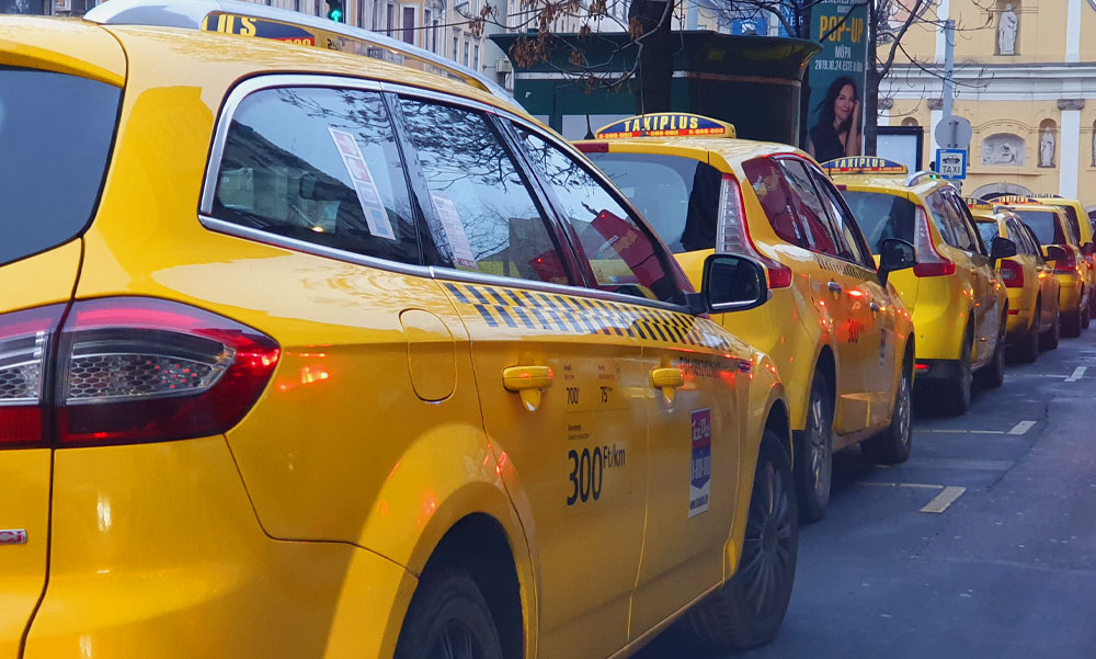 Sokkal drágább lesz a taxizás Budapesten, mint eddig bárki gondolta, óriásit emelnek a díjakon