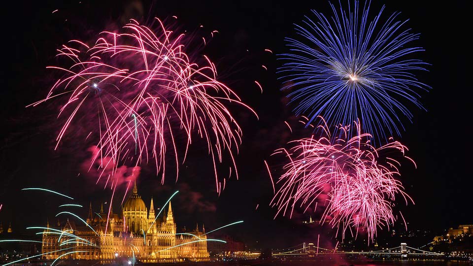 Felejtsd el az autózást! Mától lezárják Budapest belső kerületeinek egy részét Európa legnagyobb tűzijátéka miatt