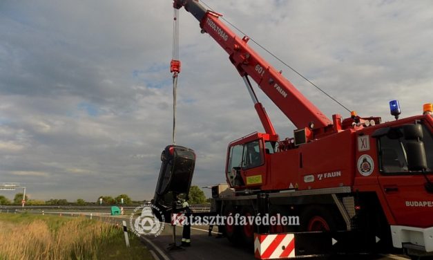 Árokba hajtott egy autó Üllő közelében