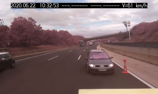 Döbbenetes videó: Az M0-áson egy autós becsapódik a munkaterületet védő járműbe