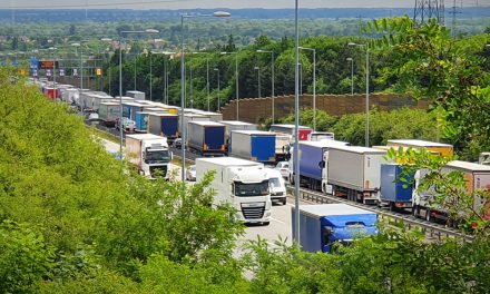 Tömegbaleset az M0-áson: hat jármű karambolózott, 8 kilométeres a torlódás