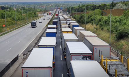 Tömegkarambol miatt összeomlott a közlekedés az M0-án, már 8 kilométeres a dugó