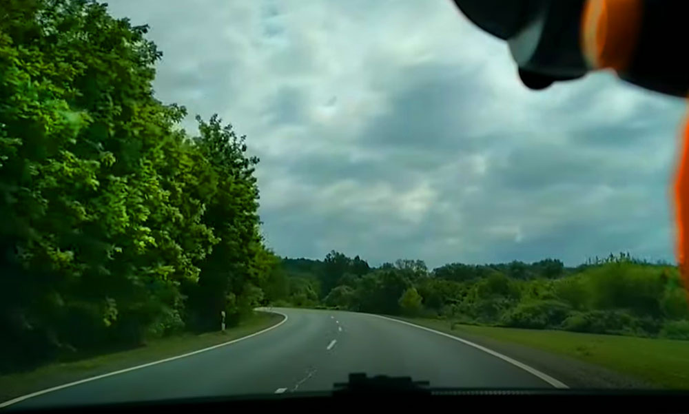 Az idióta autóst nem érdekelte a kanyar, előzni kezdett Maglódnál a 31-esen (Videó)