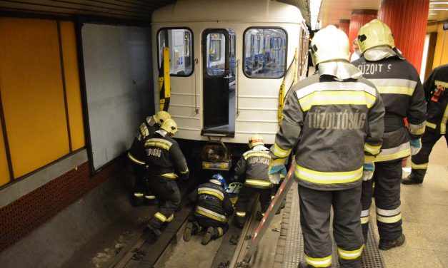 Bravúr! Élve húzták ki a szerelvény alól a tűzoltók azt a férfit, akit elgázolt a metró a Klinikáknál