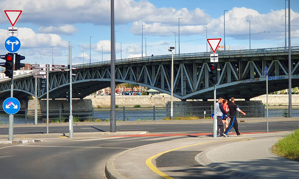 Tragédia a Petőfi hídnál, a rendőrség már kordonokkal eltakarta a helyszínt