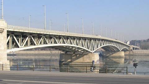Egy 51 éves nőt találtak a Dunában a Petőfi hídnál, rendőrök húzták ki a partra