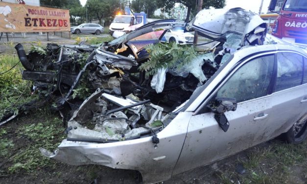 Brutális baleset a Soroksári úton, oszlopra csavarodott egy BMW