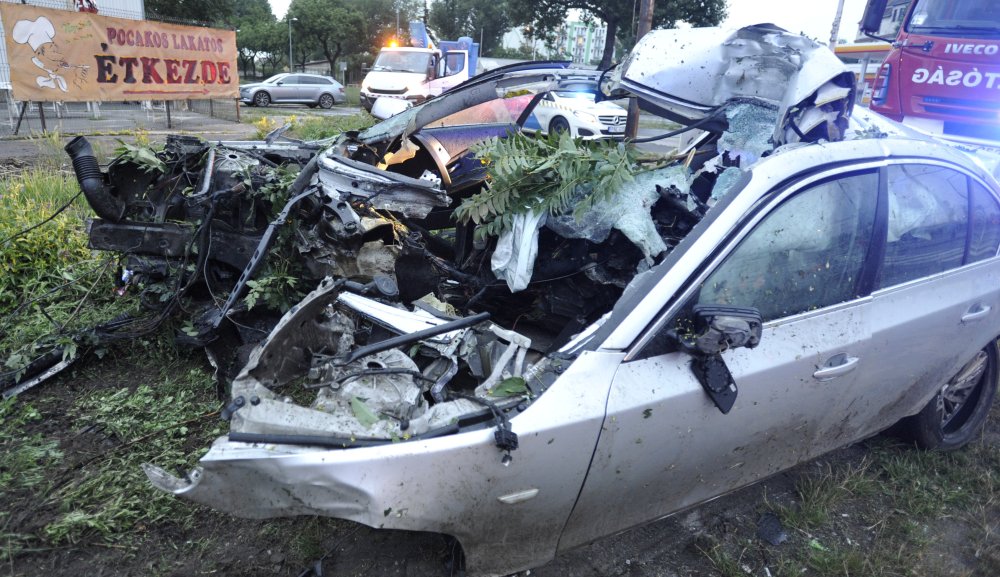 Brutális baleset a Soroksári úton, oszlopra csavarodott egy BMW