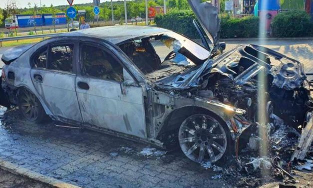 Szénné égett egy 7-es BMW az M0-áson, így porlad el egy luxusautó
