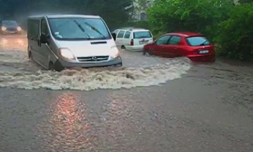 Dunakeszin majdnem elsüllyedtek az autók, rengeteg eső esett
