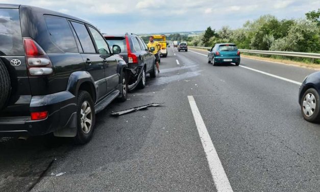 Több autó ütközött Érdnél az M7-esen, torlódik a forgalom