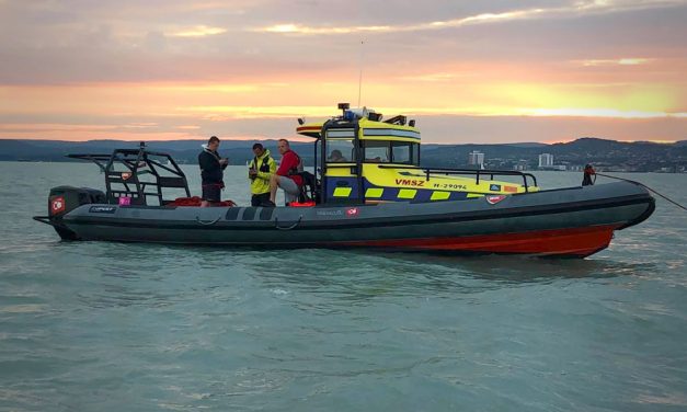 „Annyit észleltünk, hogy a barátnője az nagyon-nagyon sírt, kiabált segítségért és úszott kifele” – belefulladt egy férfi a Balatonba