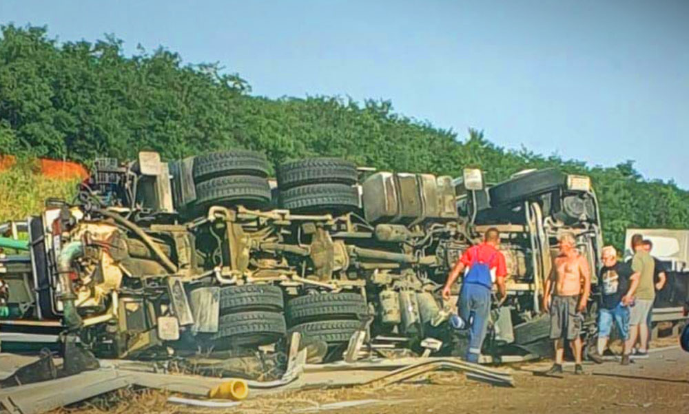 Elválasztó korlátra borult egy kamion az M0-áson: több kilométeres a torlódás mindkét irányban