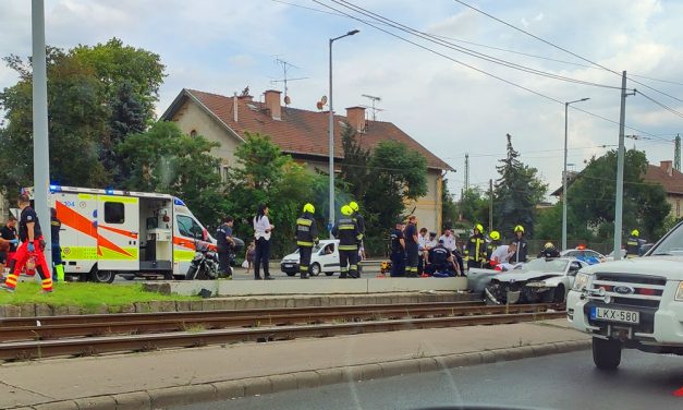 Döbbenetes baleset: Kirepült egy kisgyerek az autóból amikor villanyoszlopnak csapódott a kocsijuk a Hungária körúton