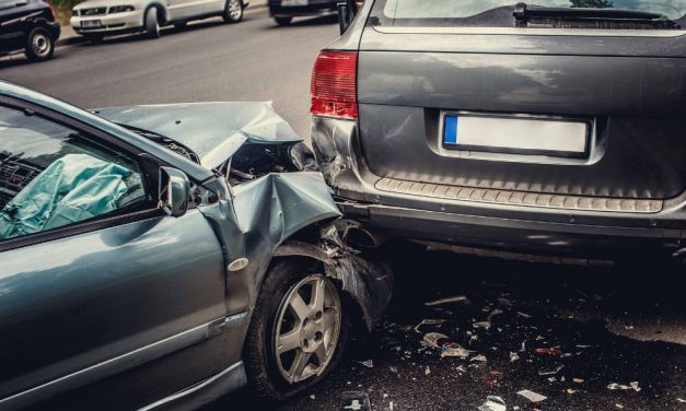 Durva baleset Dabas közelében: két autó frontálisan ütközött