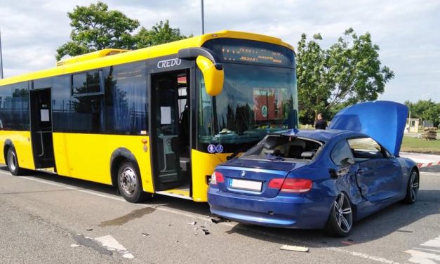 Sport BMW ütközött egy Volánbusszal és teherautóval