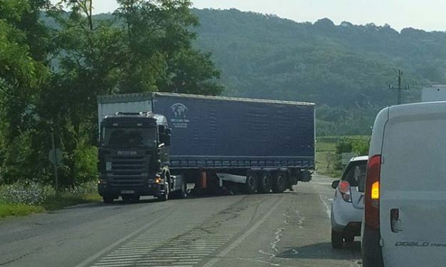 Kamion alá szorult egy motoros, mentőhelikopter érkezett a helyszínre