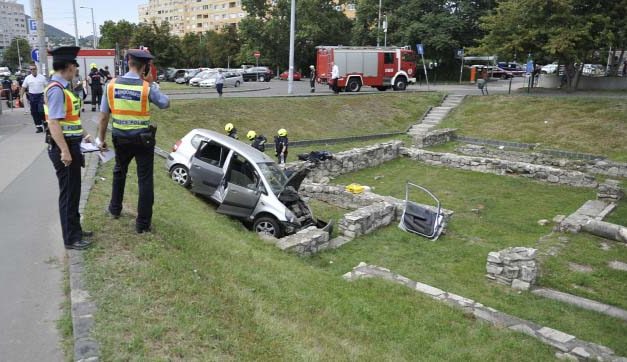 Begurult egy autó a római romok közé: a sofőrt ki kellett menteni a roncsból