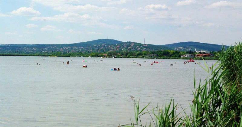 Vízibiciklizés közben tűnt el a budapesti édesapa a Velencei-tóban, most is keresik – a 6 éves kisfia kiúszott a partra