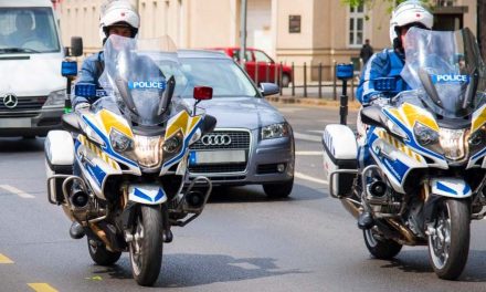 Motorosrendőröknek hajtott egy részeg ámokfutó a Budai Várnegyedben, miután a fél városon keresztül szirénázva üldözték a zsaruk