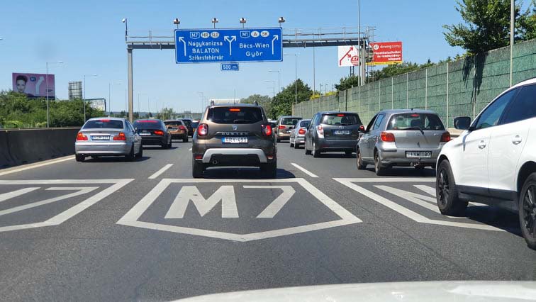Forgalomkorlátozás van az M1-M7-es autópályán Budaörsnél és az M0-son Törökbálintnál, óriási dugóra lehet számítani