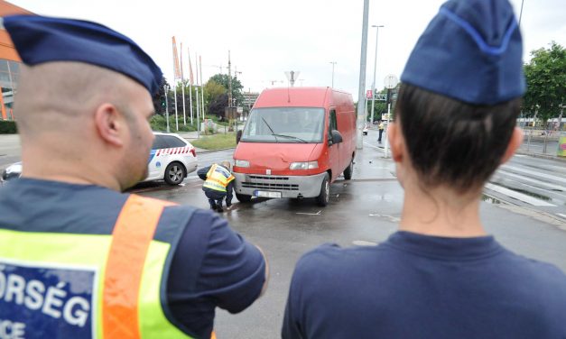 3 embert gázolt el egy járdára felhajtó autó Budapesten