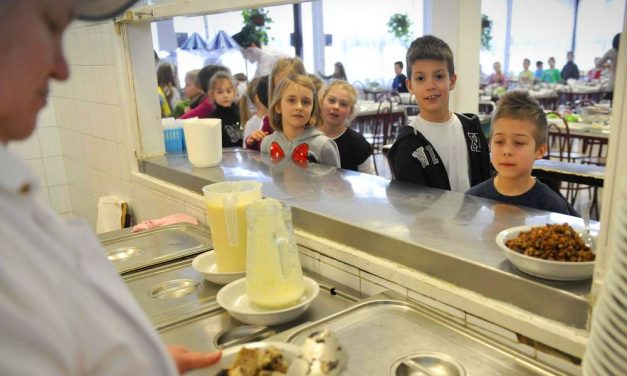 Áll a bál Józsefvárosban: Nincs aki főzzön a bölcsődéknek, óvodáknak, iskoláknak, időseknek