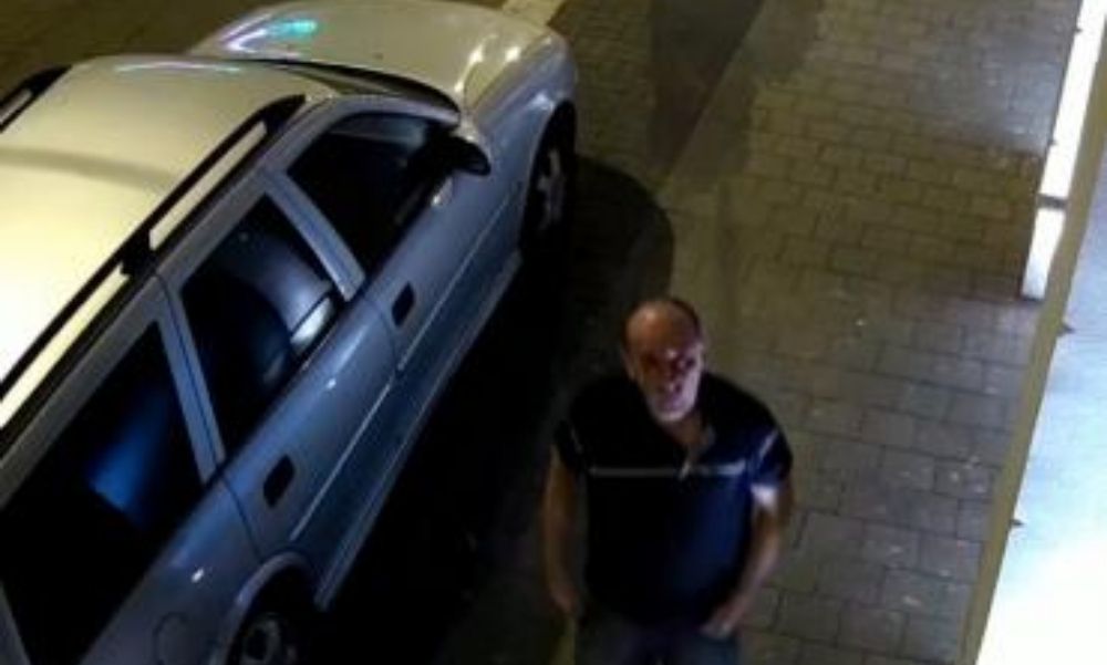 Ön látta valahol ezt a férfit? Rendszámtáblákat lopott Terézvárosban – Videó is van róla
