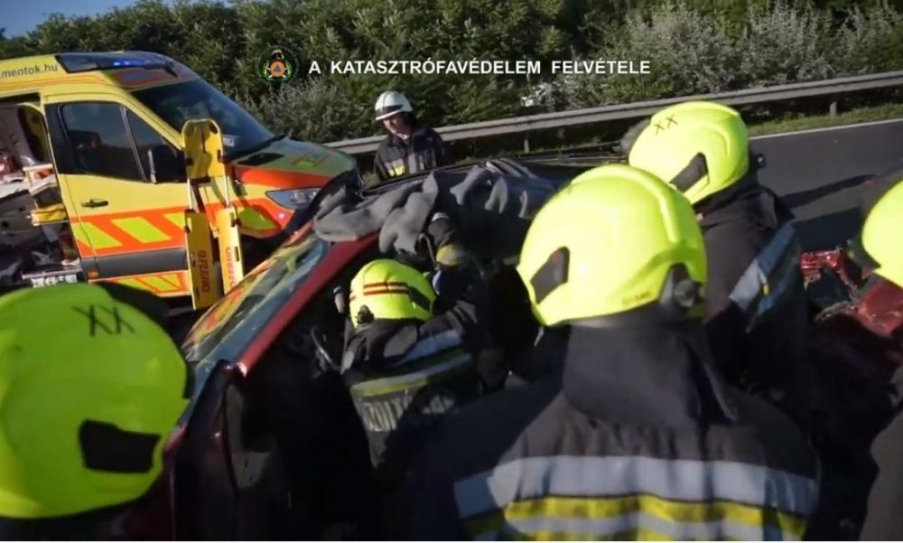 Durva baleset az M5-ösön – Egy nőt feszítővágóval tudtak csak kiszabadítani a roncsból – videó