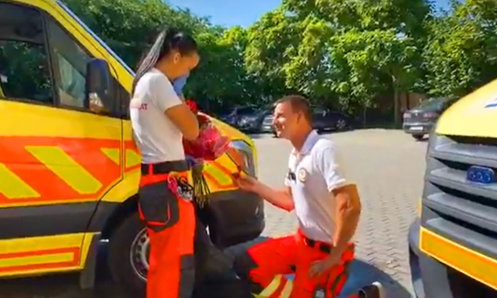 Megható lánykérés a mentőállomáson: térden állva kérte meg szerelme kezét a mentőápoló