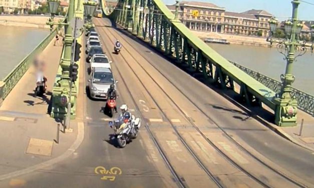 Gyalogosok közt, a járdán üldözték a motorost a rendőrök