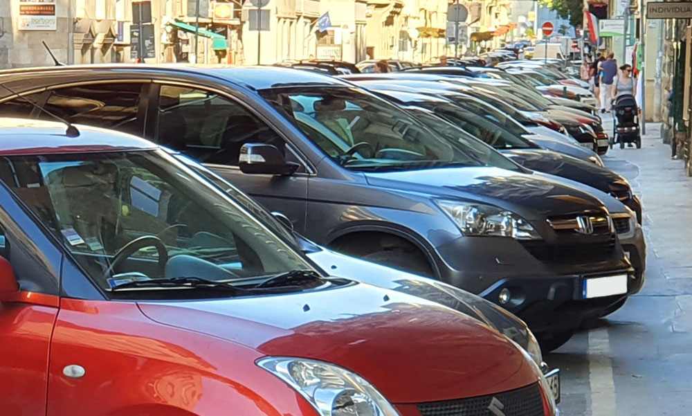 Sorra rongálta a parkoló autókat ez a férfi Budapesten – Több százezres a kár több járműben is