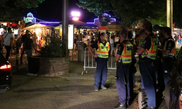 Óriási razzia Siófokon, ellepték a rendőrök a Petőfi sétányt