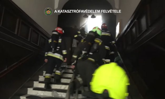 Az égő ház liftjébe ragadt egy férfi Budapesten: a tűzoltók mentették ki