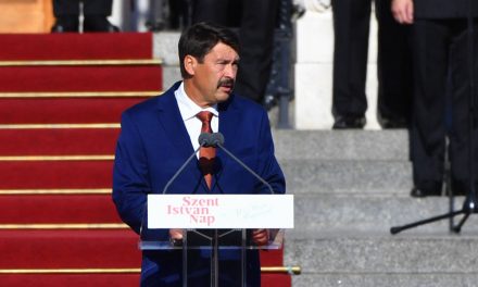 Közpénzből rendeztek kiállítást Kínában Áder János lányának, Szijjártó Péter és diplomata-útlevelet is intézett neki