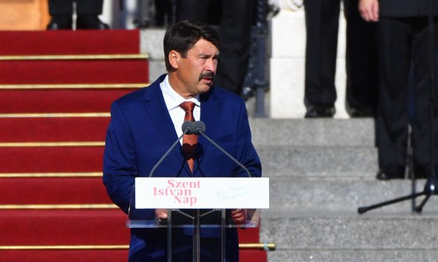 Közpénzből rendeztek kiállítást Kínában Áder János lányának, Szijjártó Péter és diplomata-útlevelet is intézett neki