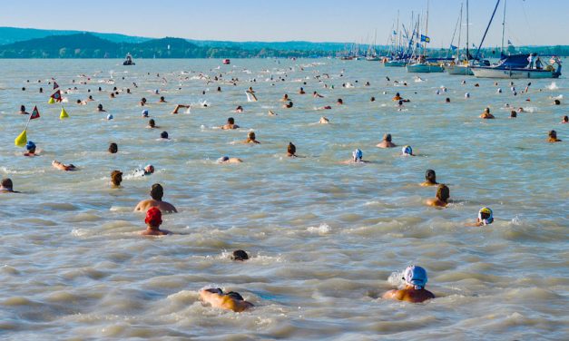 Tízezer indulónál is több résztvevőre számítanak a Balaton-átúszás szervezői, rossz idő esetén itt vannak a pótnapok