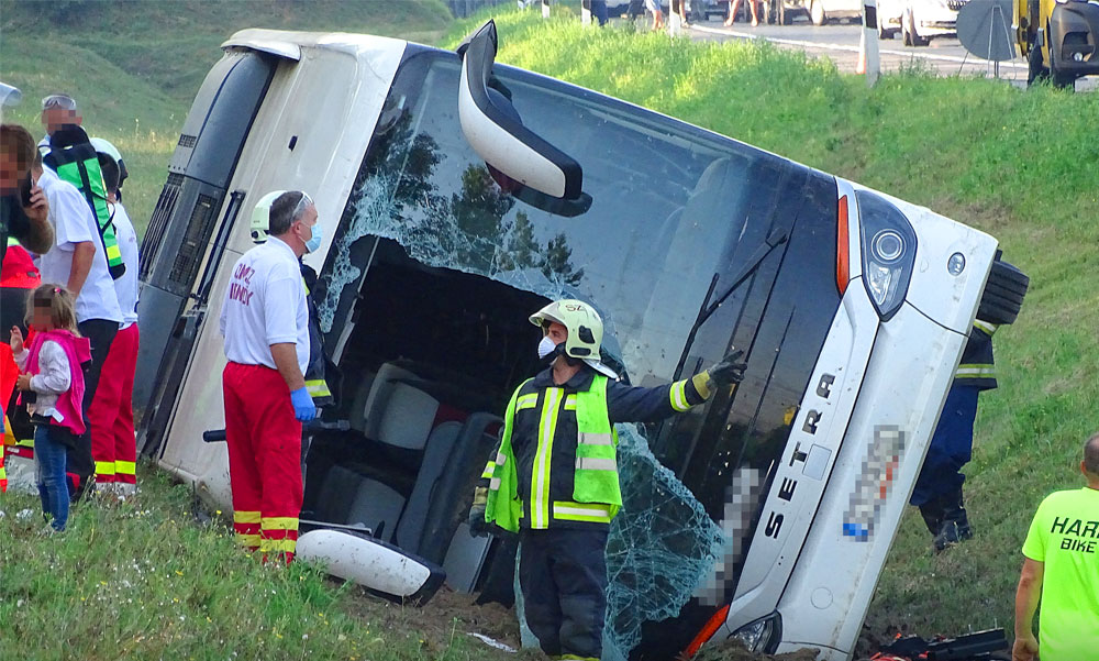 Tragikus buszbaleset az M5-ösön, 1 halott, 34 sérült, leállították a forgalmat