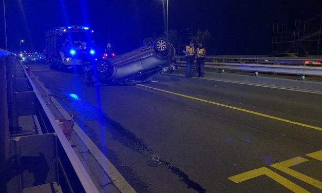 Átrepült a szembe sávba és felborult egy autó Csepelen: a balesetet egy fiatal sofőr okozta