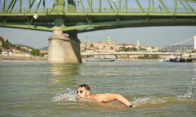 Több százan úszták át a Dunát Budapestnél, teljes hajózási zárlatot rendeltek el