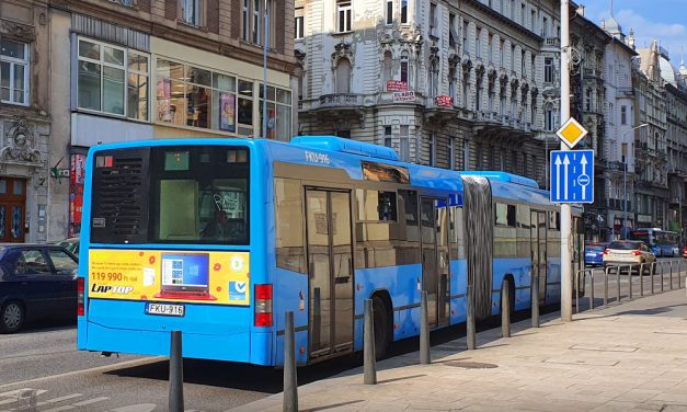 Elfogták a nőt, aki megütött egy ellenőrt és még a busz oldalát is megrugdosta