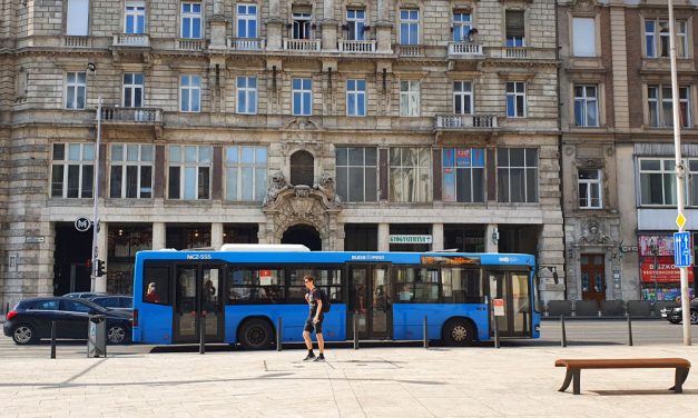 Kezelhetetlen zsúfoltság és a menetrendek felborulása – A megszokottnál kevesebb ajtóval rendelkező buszokat rendelt a BKK