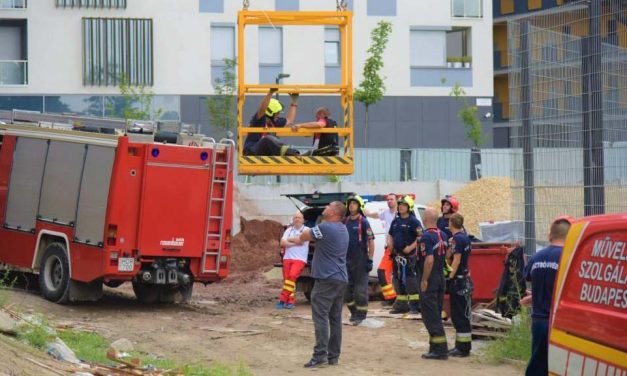 Mentőkosárral hozták le a tűzoltók a darukezelőt: munka közben lett rosszul a férfi