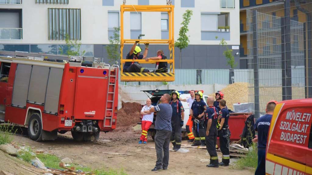 Mentőkosárral hozták le a tűzoltók a darukezelőt: munka közben lett rosszul a férfi